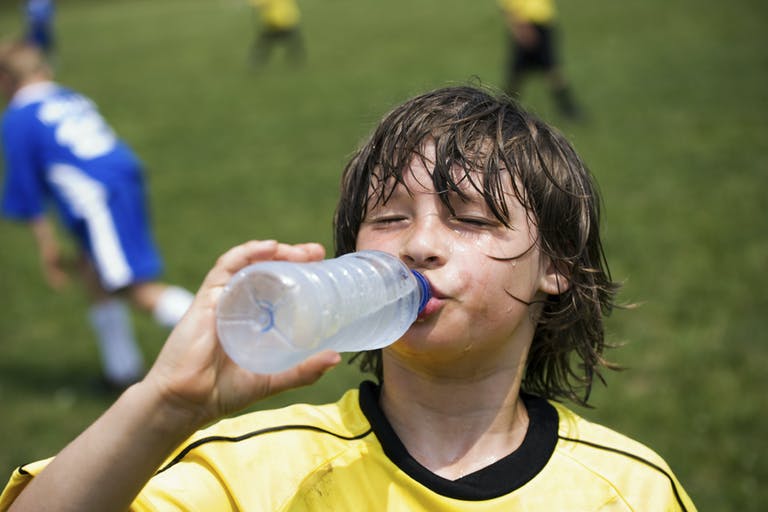 Cách bù nước cho trẻ sau mỗi trận đấu