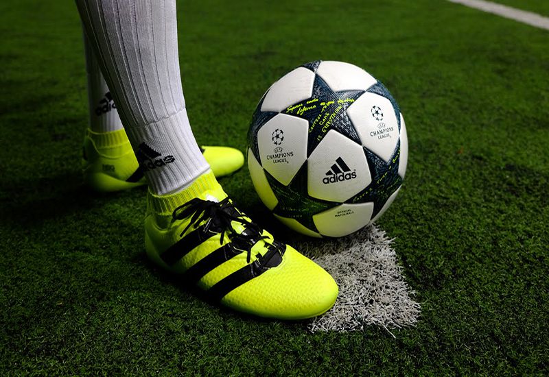 Giày đá bóng - dụng cụ bảo vệ thiết yếu cho đôi chân cầu thủ